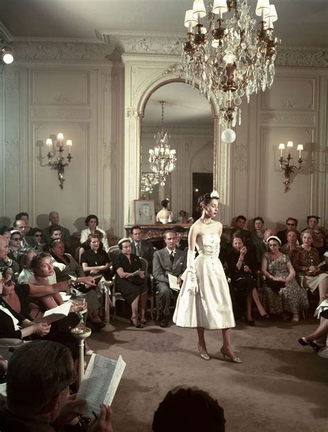 prima collezione dior inglese|storia di christian dior.